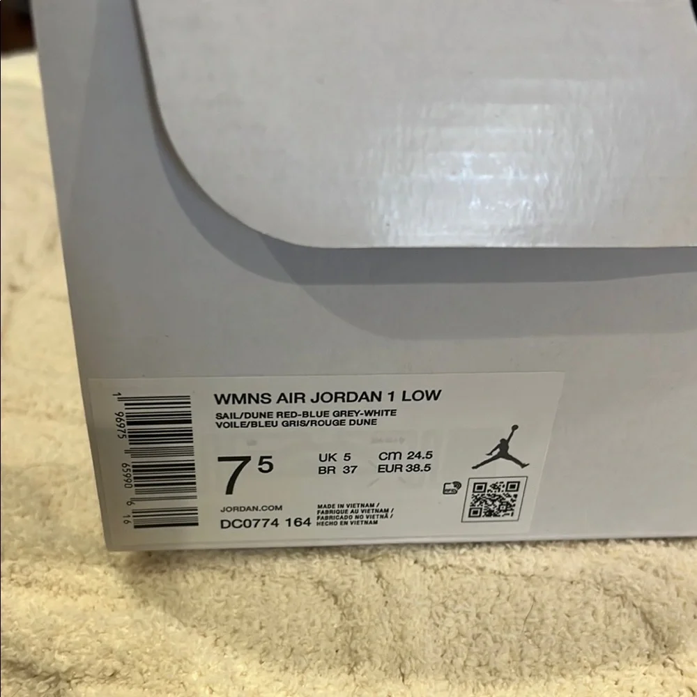 Nike Men's Blue and Red Sneakers - Picture 2 of 3